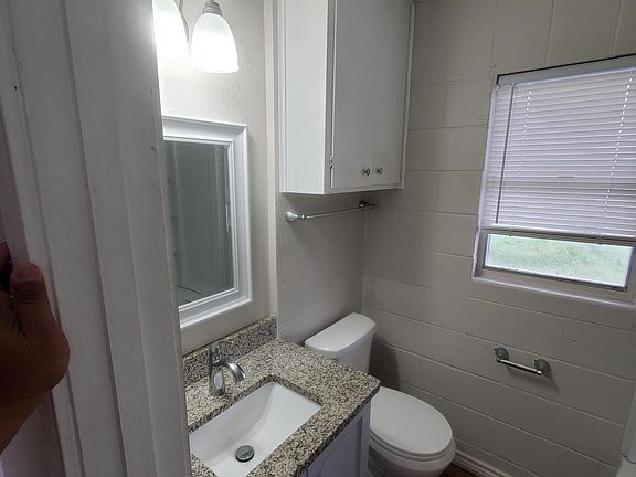 4th image of 520 W Kleberg Ave APT 7