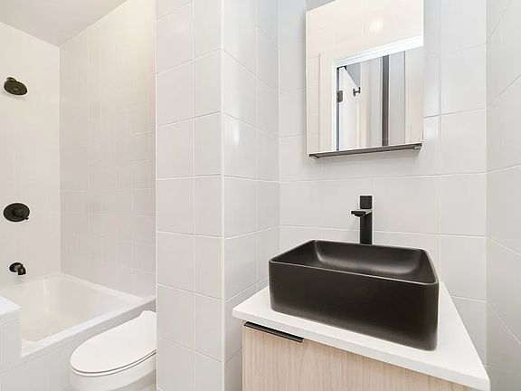 5th image of 306 E 5th St APT B