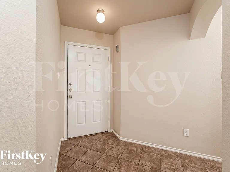 1800 Arbordale Way — Photo 2