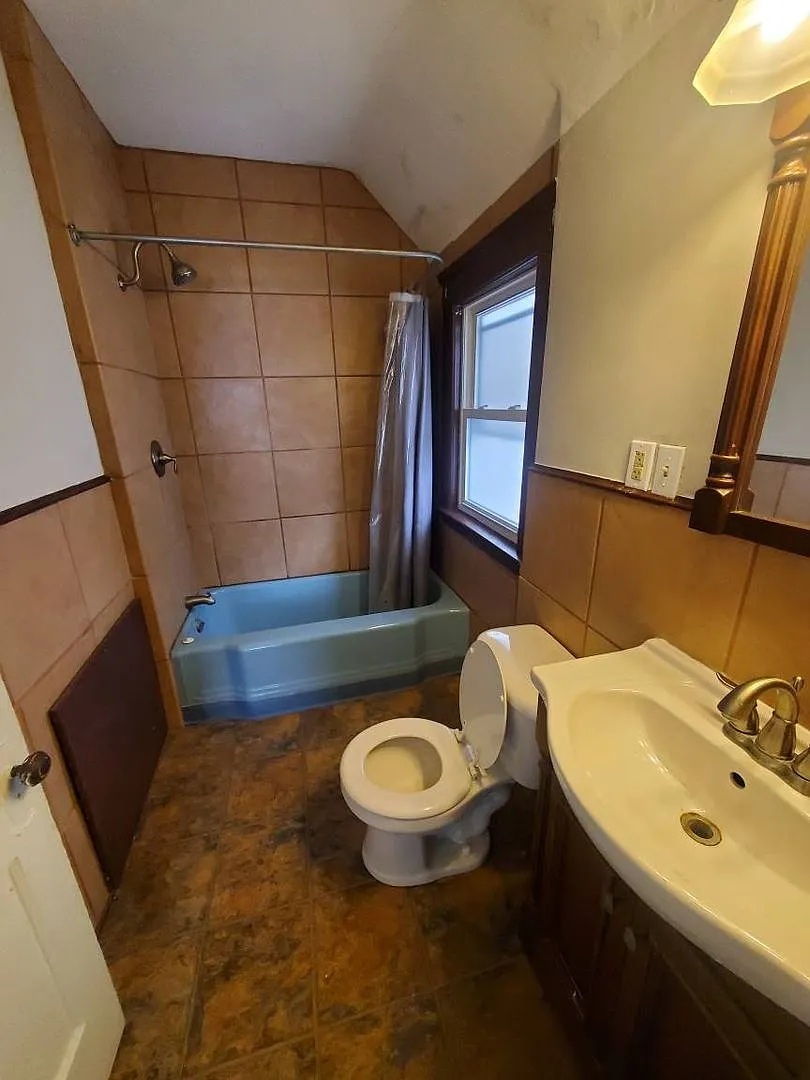 Charming 3-Bedroom Property In Prime Location (Section 8 Vouchers Accepted) — Photo 2