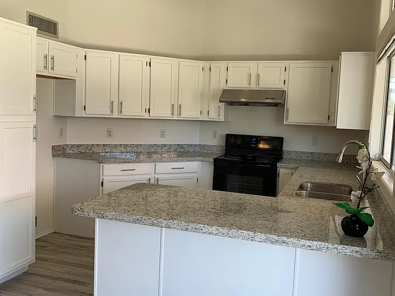 1031 N Blackstone Dr — Photo 3
