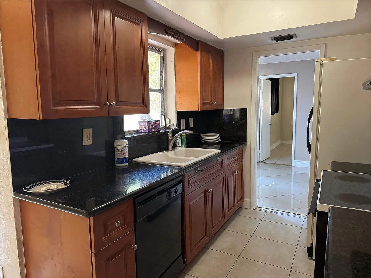 4 bed, 2.0 bath, 1522 sqft, $3,700 — Photo 4