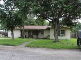 606 Travis St, Refugio, TX 78377