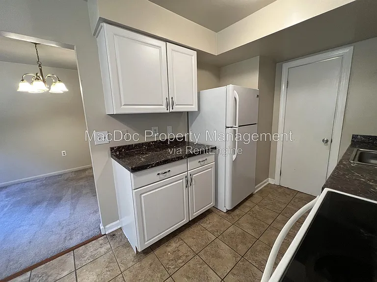 14611 Earlham Ct — Photo 10