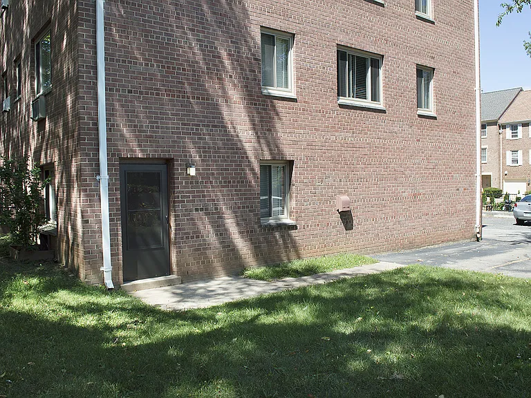 Twelve Oaks Apartments — Photo 12