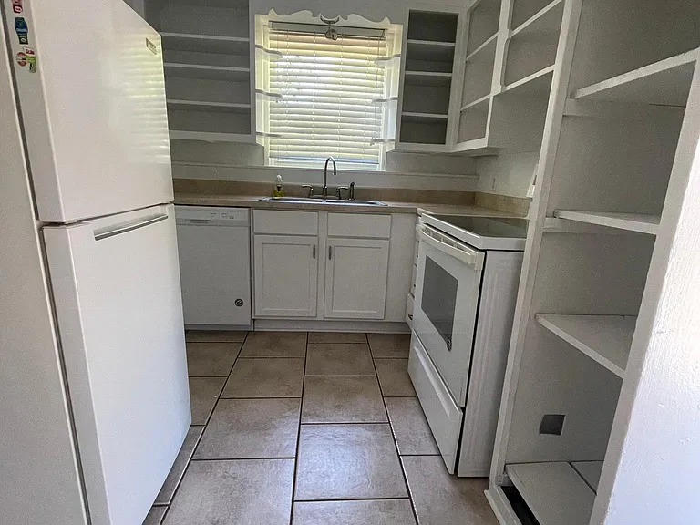 820 N Marion Ave — Photo 4