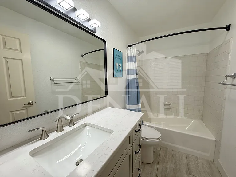 811 E Chilton Dr — Photo 34