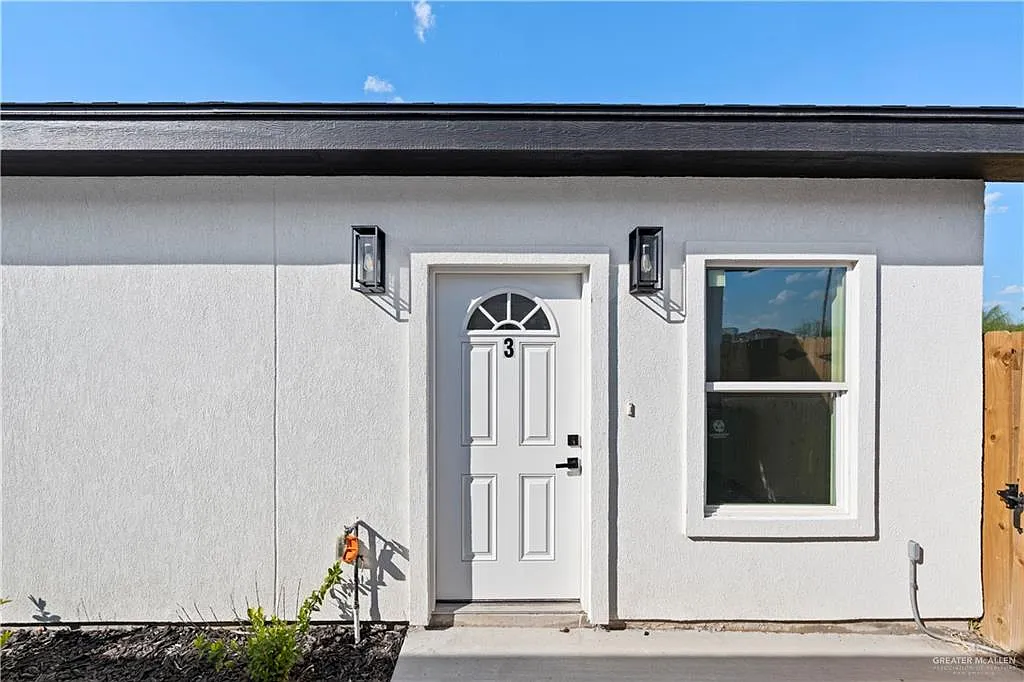 3 bed, 2.0 bath, 1068 sqft, $1,400 — Photo 2