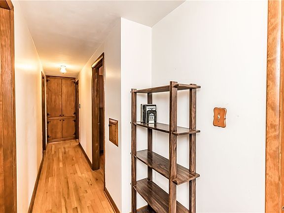 4th image of 101 Longmeadow Cir