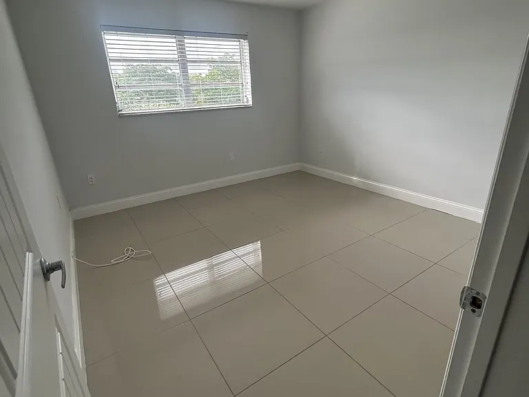 2419 SW 27th St #104 — Photo 11