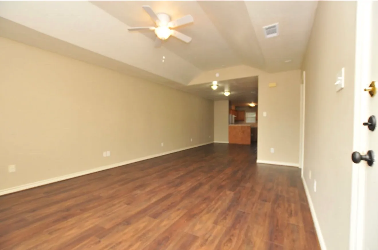 3 bed, 2.5 bath, 1362 sqft, $1,450 — Photo 3