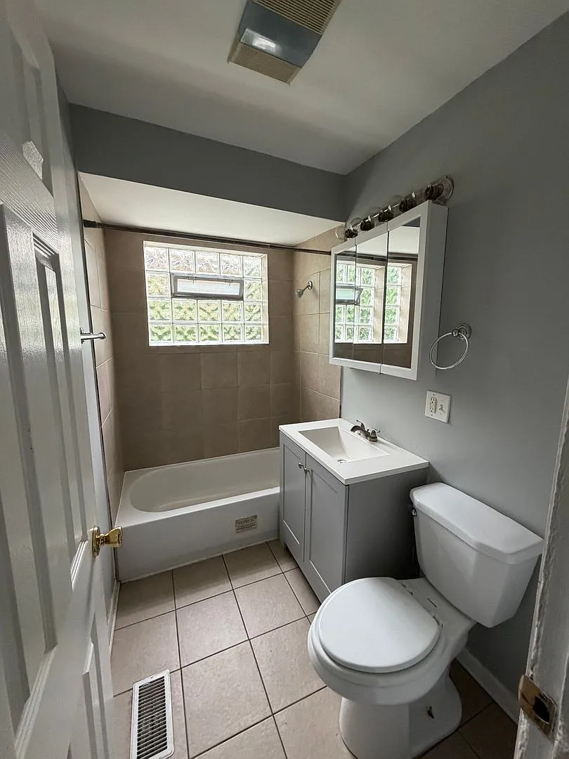 7611 S. Laflin St — Photo 3