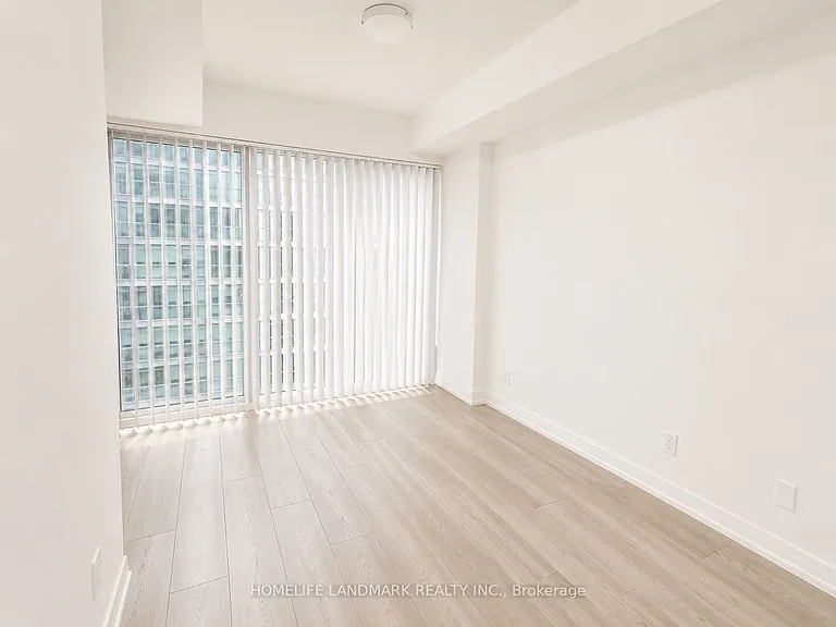 400 King St W #1020 — Photo 4