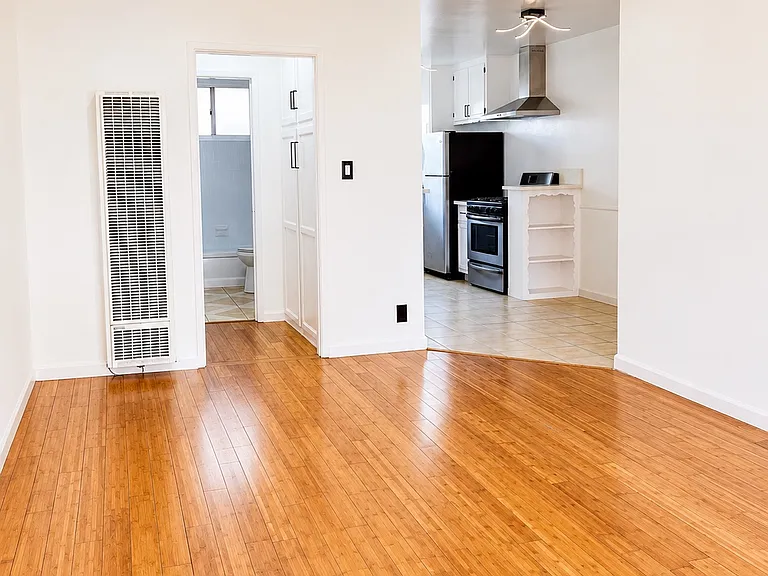 528 S Harvard Blvd #11 — Photo 1