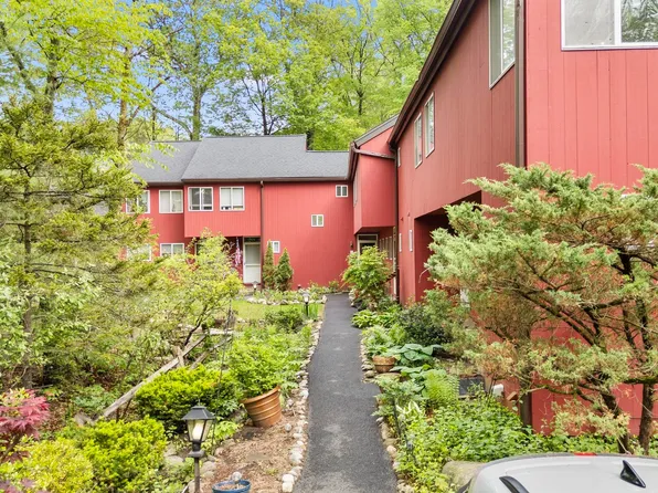 9 Lower Commons #9, Woodbury, CT 06798