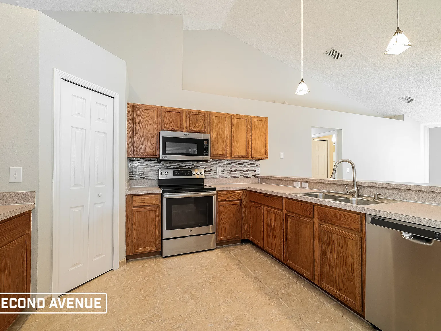 3 bed, 2.0 bath, 1799 sqft, $1,675 — Photo 2