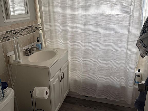 5th image of 435 E Chester St Floor 1