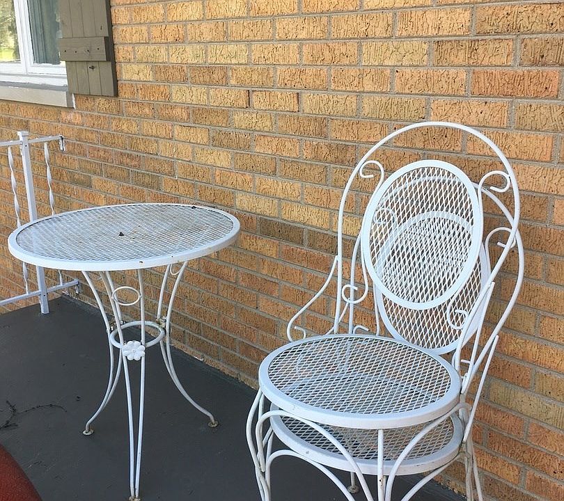 2nd image of 903 N Linden St APT 210