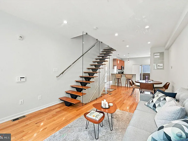 2719 Cambridge St — Photo 9