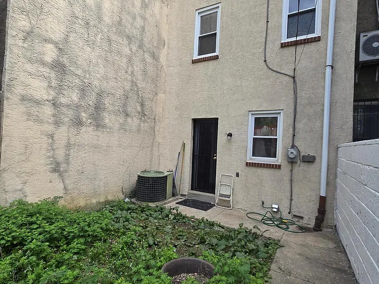 1351 Christian St — Photo 26