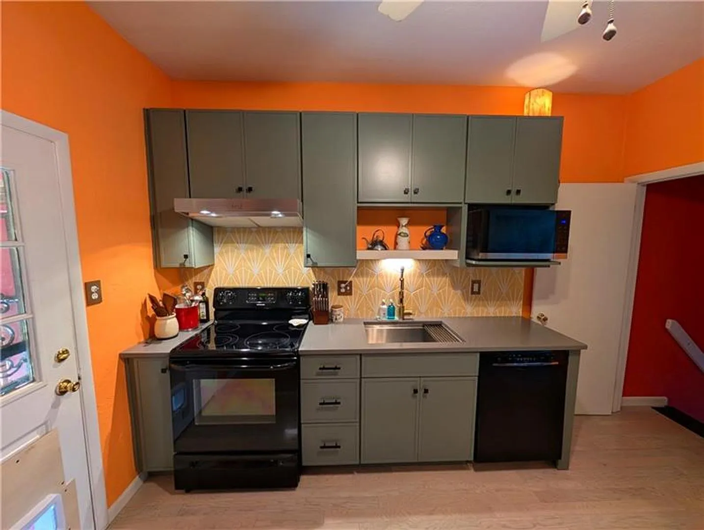 Updated South Side townhome with a private fenced backyard and walkable location. — Photo 3