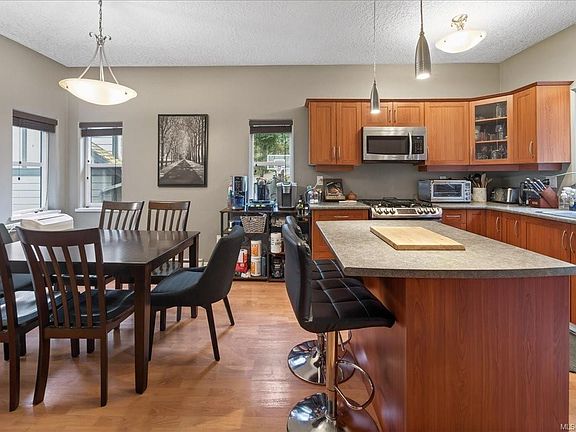 5th image of 573 Kingsview Rdg