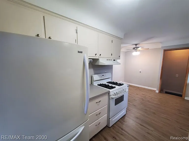 4565 Universal St — Photo 11