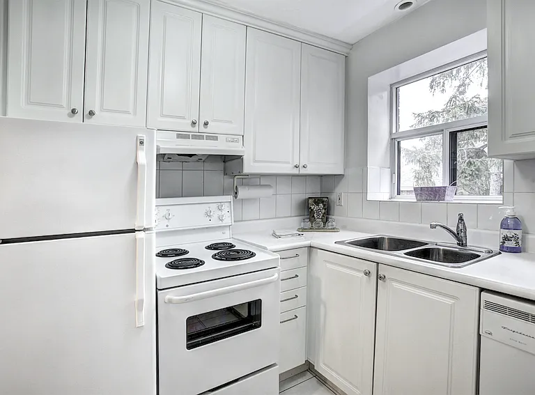 2692 Bloor St W — Photo 2