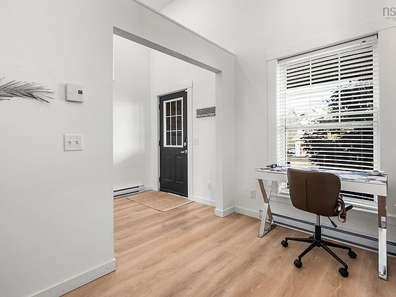 3rd image of 51 Capstone Cres