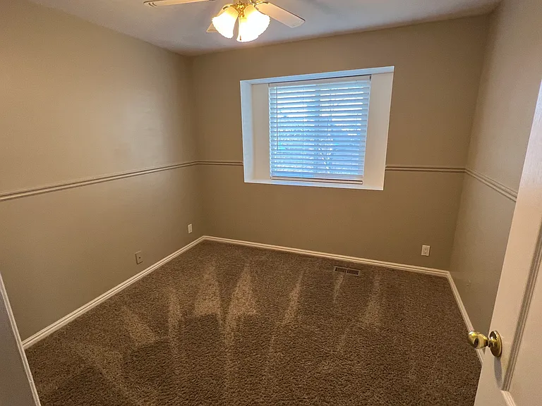 149 E Glovers Ln — Photo 2