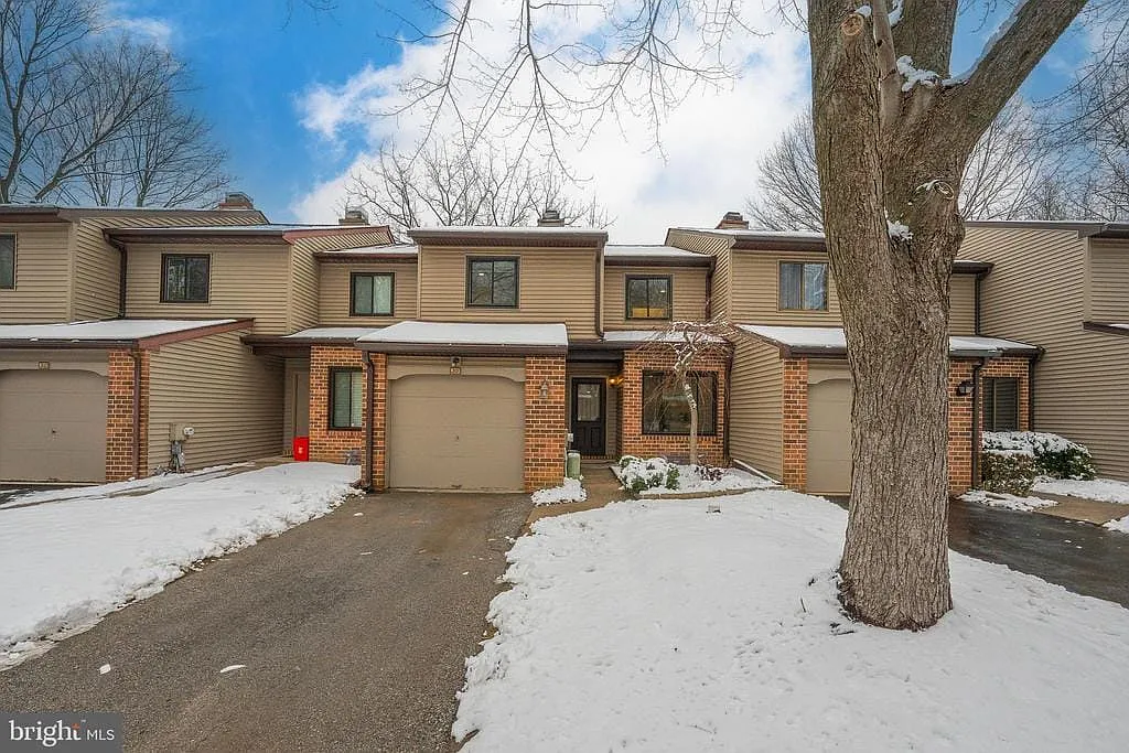203 Elgin Ct photo 1