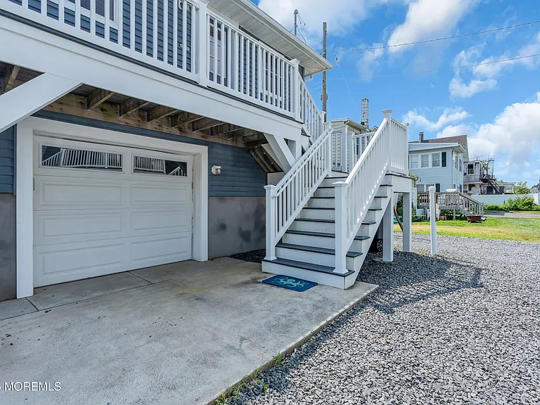 27 Arnold Ave — Photo 33