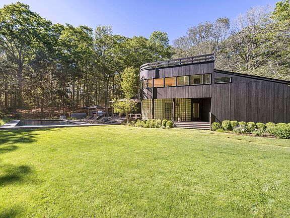3rd image of 23 Woodedge Cir