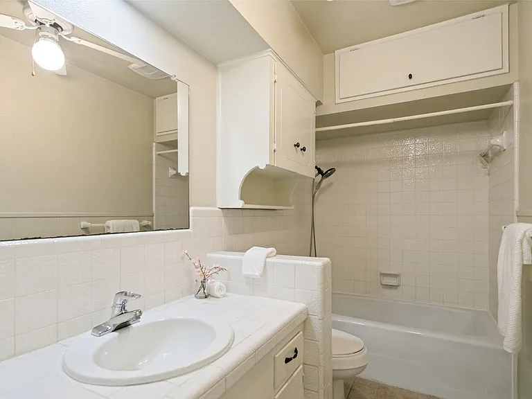 Ensuite bathroom for bedroom #2