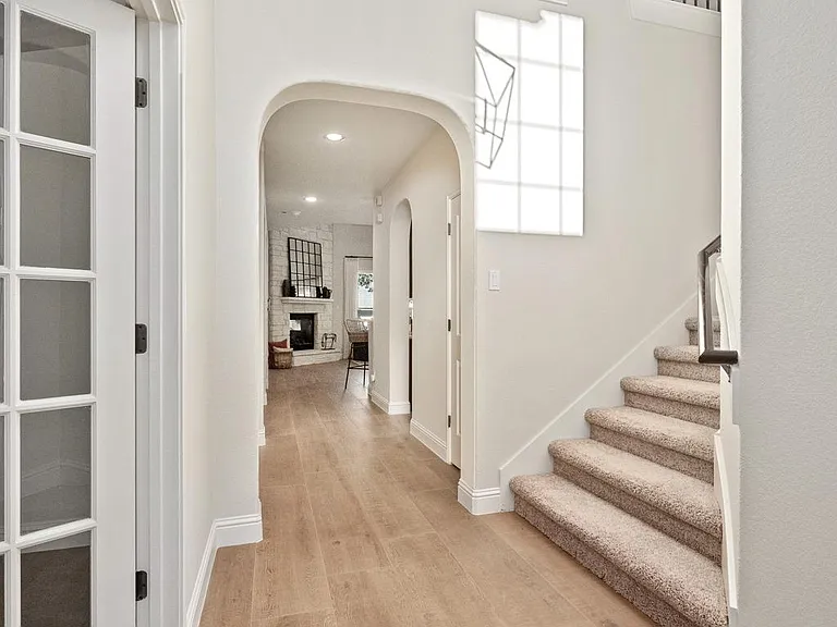 8620 Alophia Dr — Photo 4