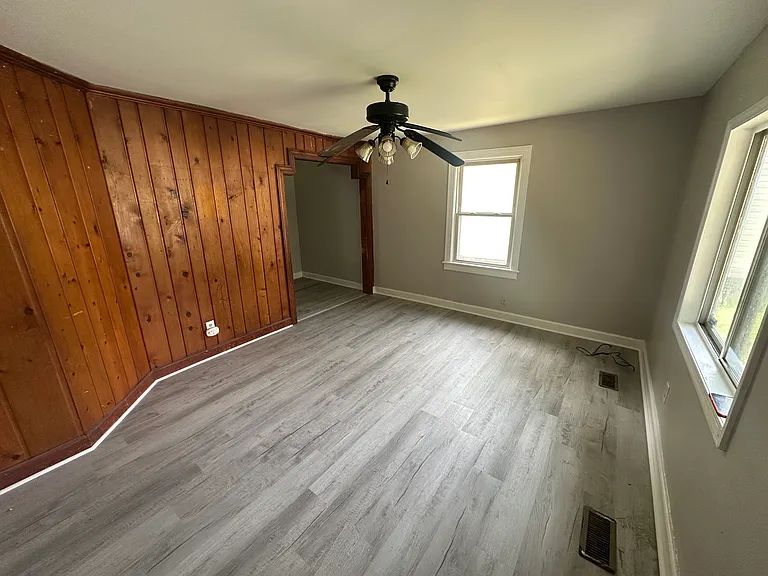 2401 Acorn St — Photo 2