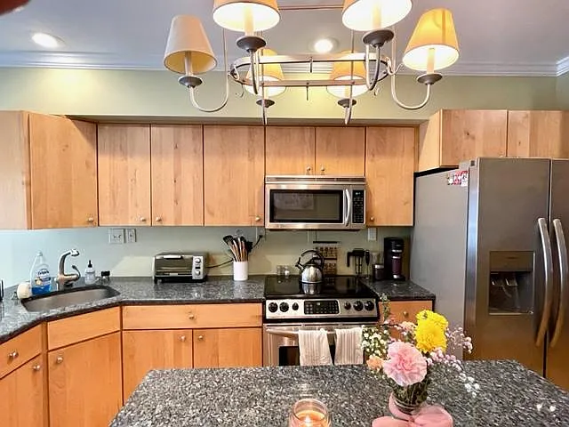 2433 Foster Ave — Photo 3