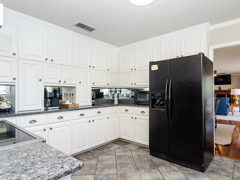32 W Greensboro St — Photo 17