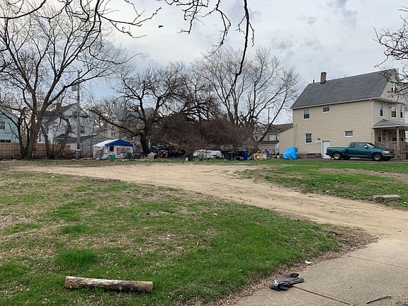 2nd image of 647 E 113th St