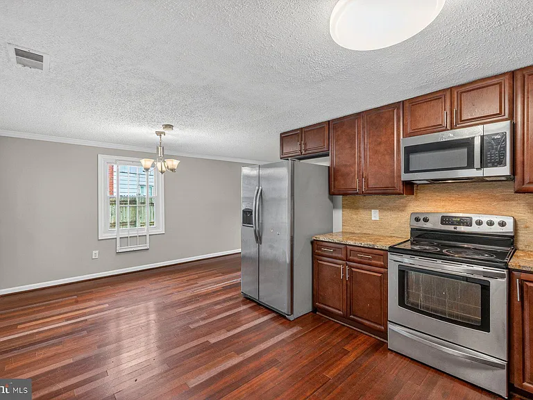 7711 Burnside Rd — Photo 5