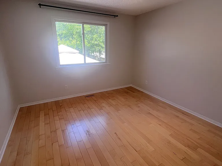 472 Talltree Cres — Photo 11