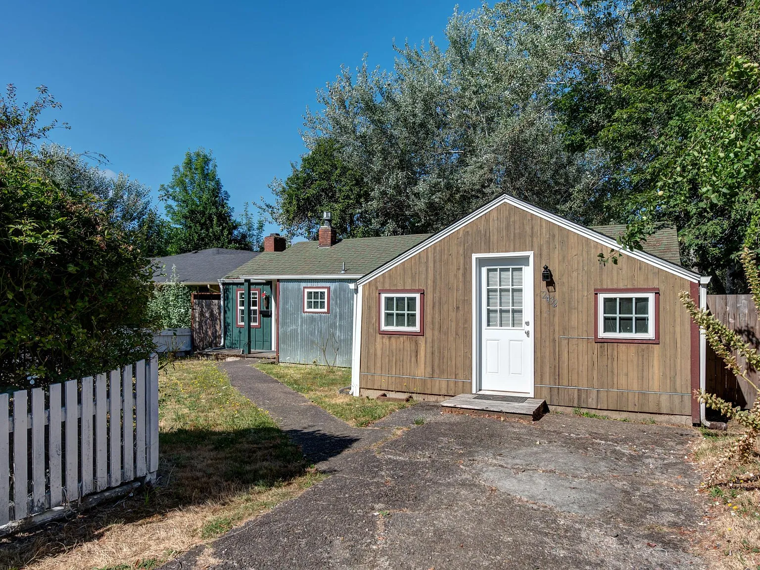 2432 Friendly St photo 1