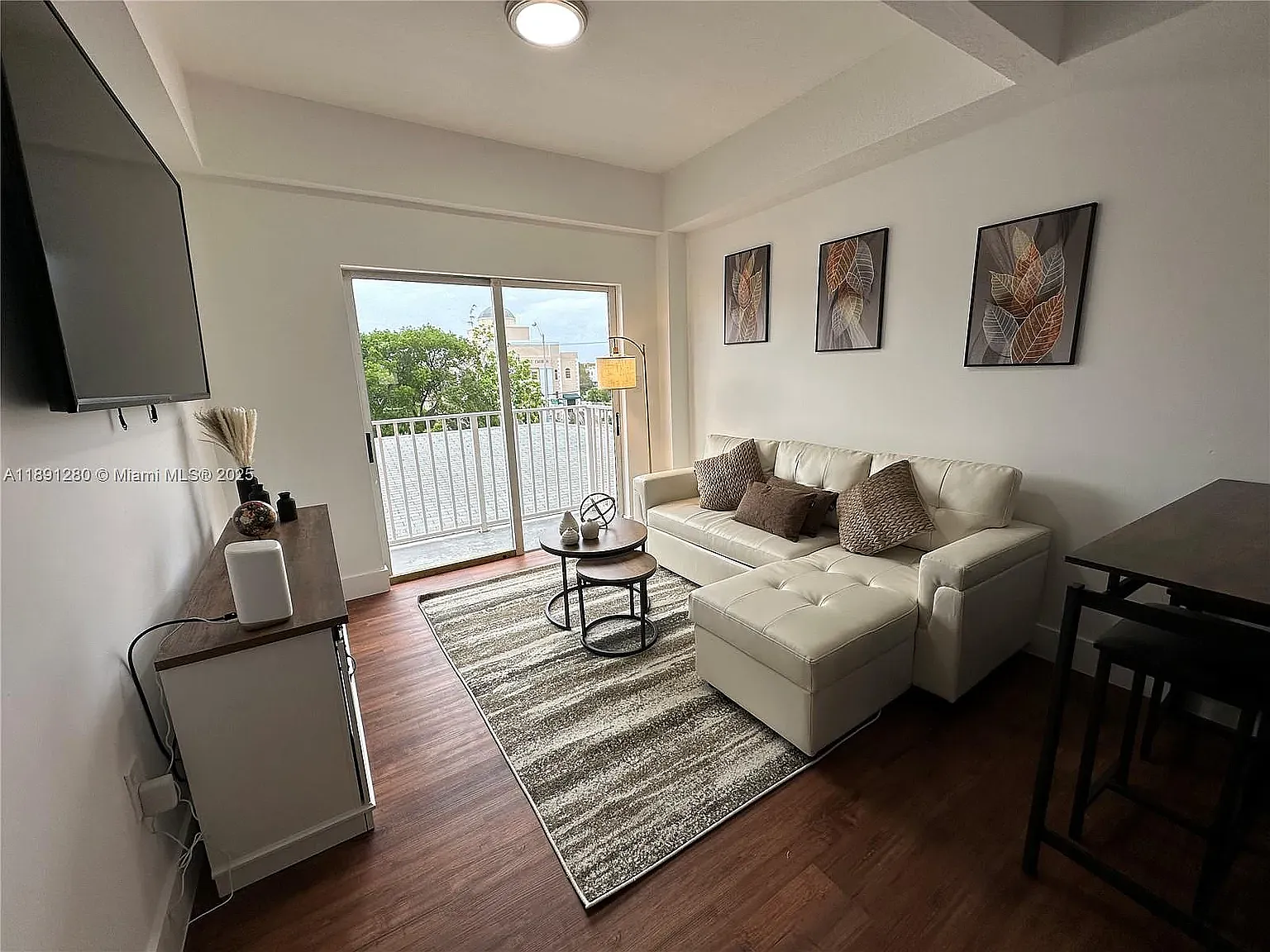2 bed, 749 sqft, $2,600 — Photo 2