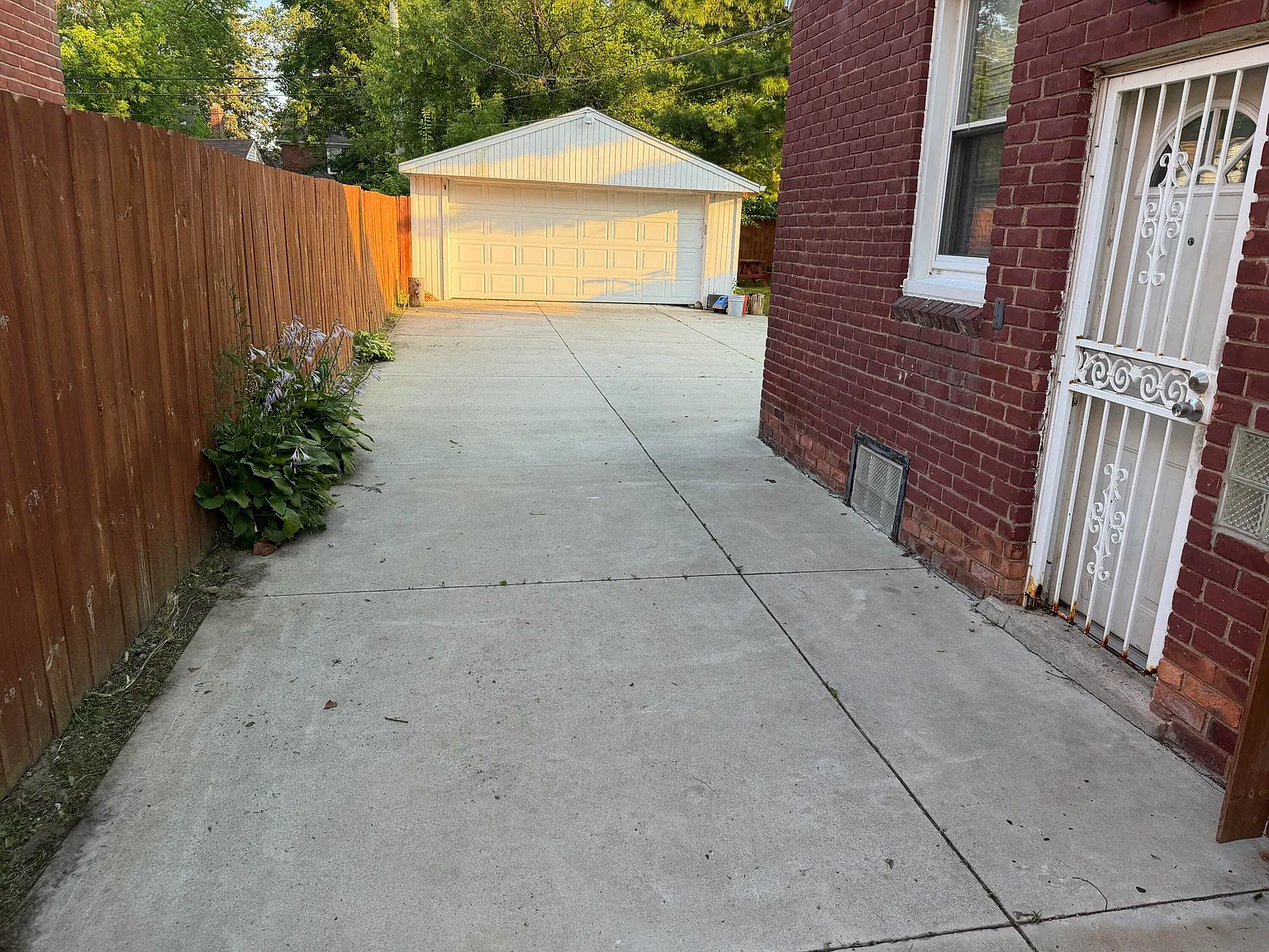 3 bed, 1.5 bath, 943 sqft, $1,650 — Photo 2