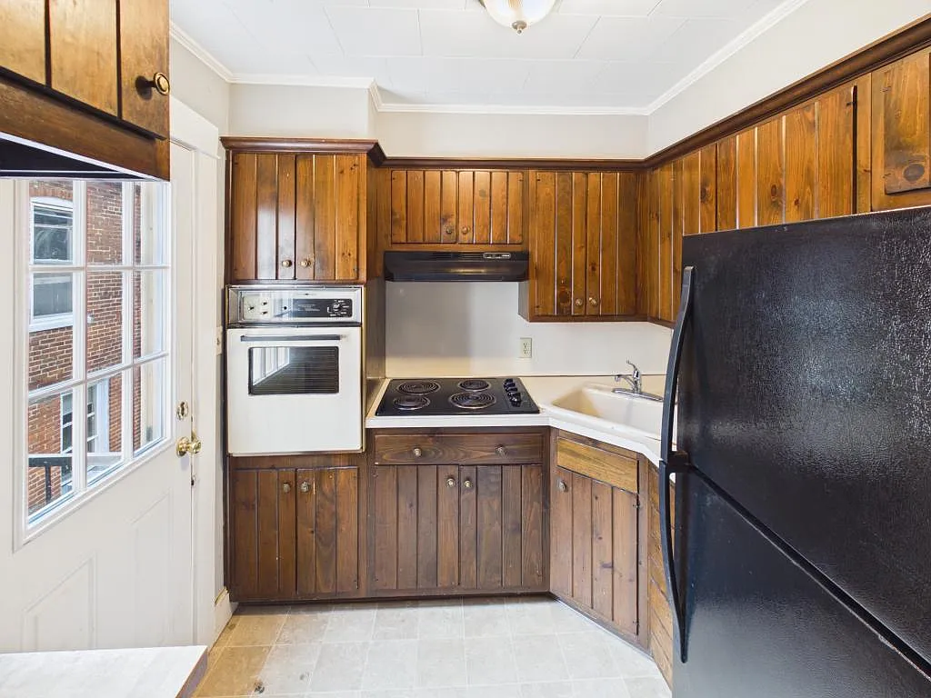 612 W Chestnut St — Photo 4