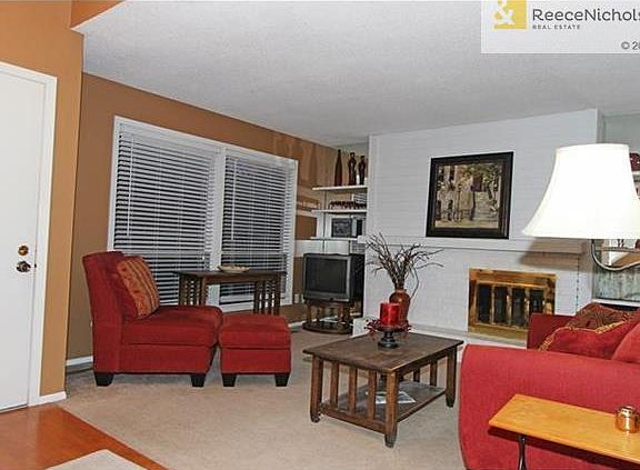 White wood blinds in large Living Room Windows