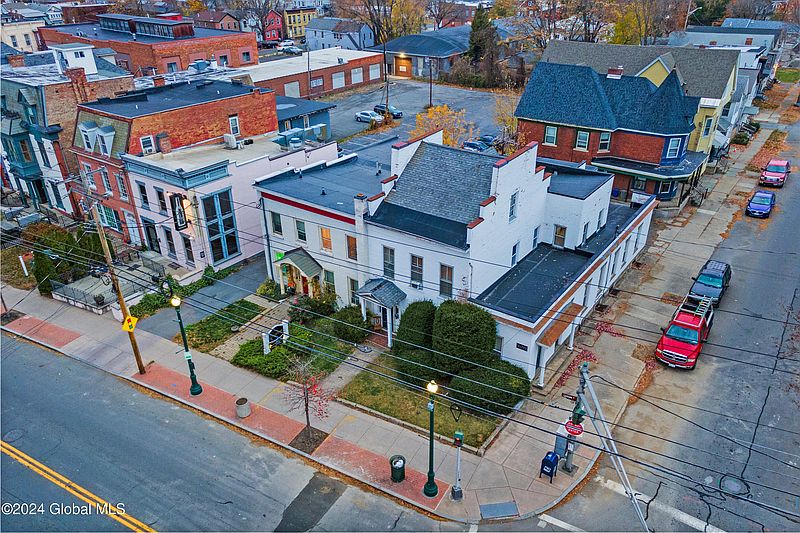 3rd image of 619 Union Street