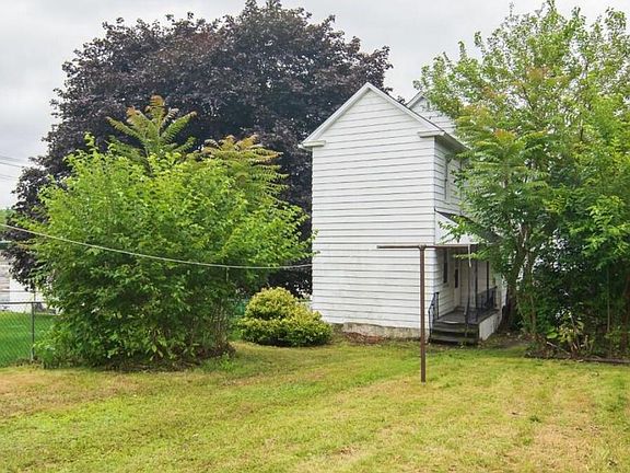 Backyard w/clothesline