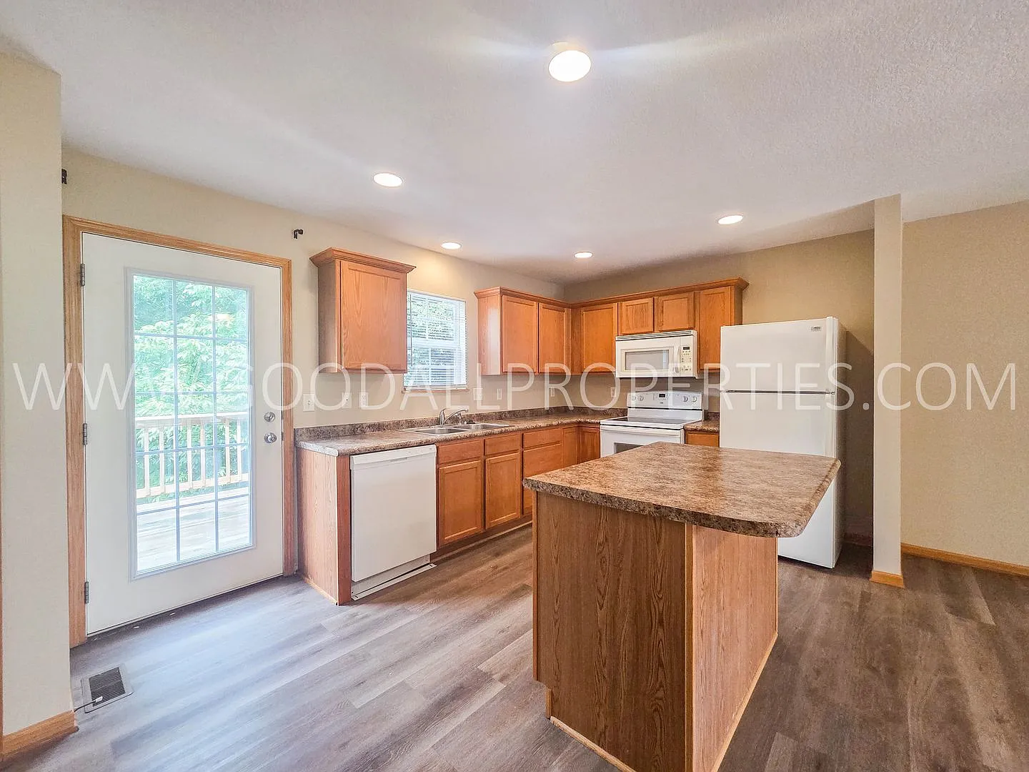 Price reduction!! 2-Bedroom, 2.5-Bath Urbandale Townhome with Attached 2-Car Garage — Photo 2