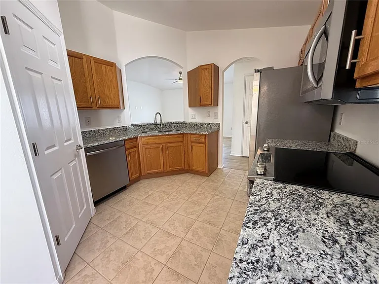 2 Upland Pl — Photo 4